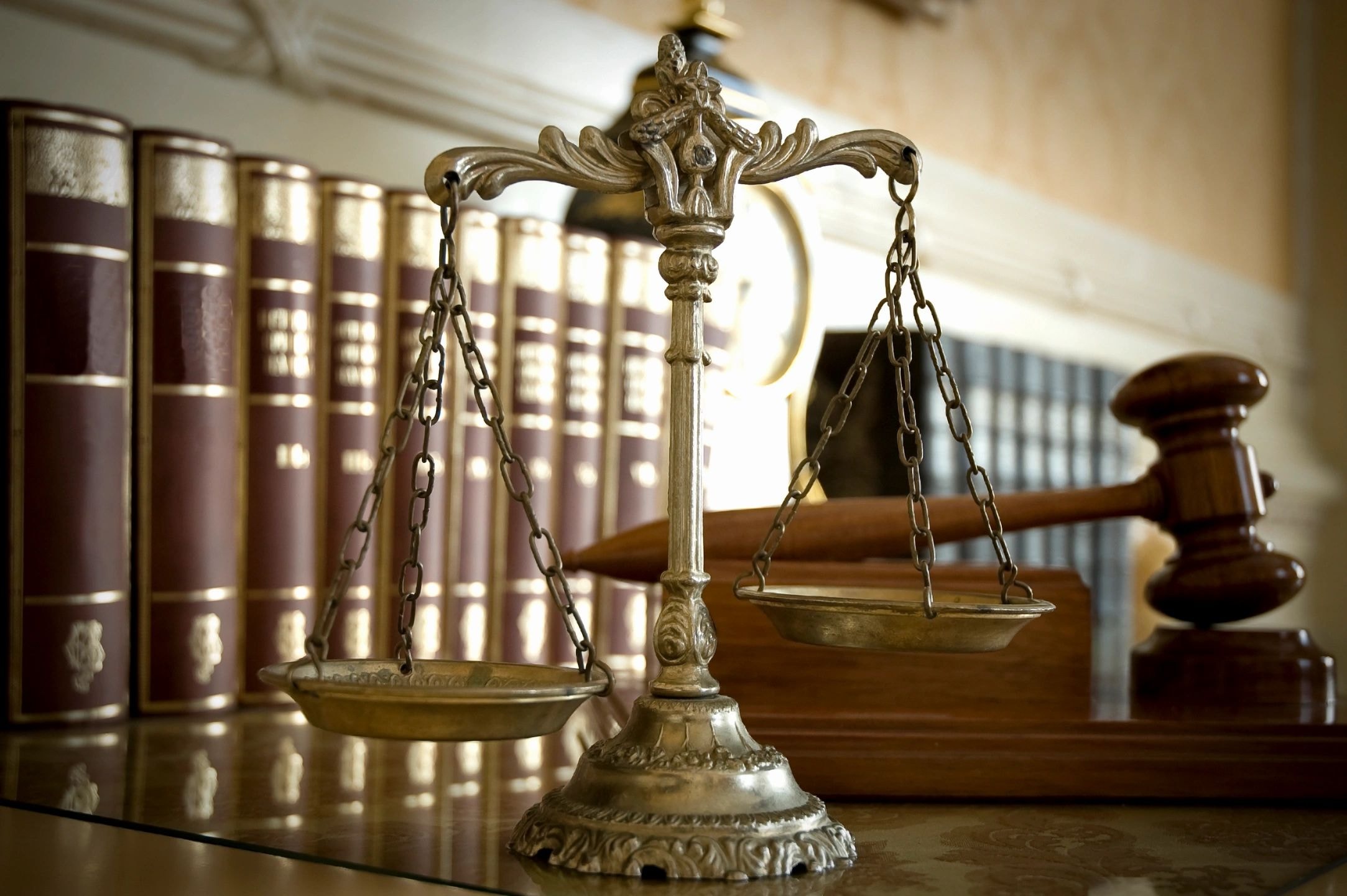 Balanza de la justicia en bufete legal